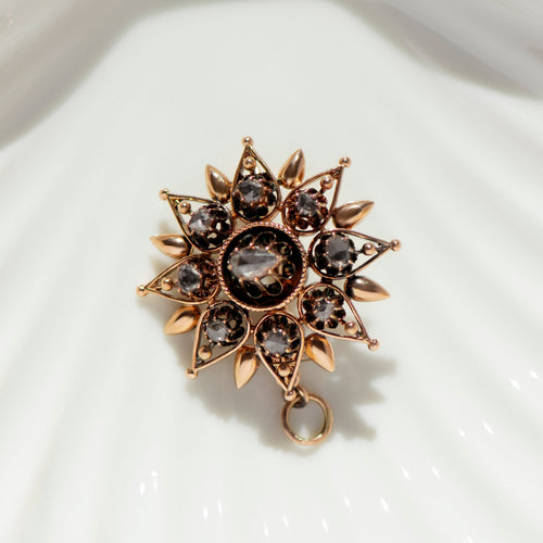 Broche Broche édouardienne étoile-fleur en or jaune et diamants 58 Facettes HJ062666