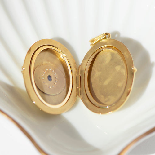 https://cdn.shopify.com/s/files/1/0442/6560/3235/files/Vintage-Medaillon-mit-Saphir-und-Diamanten-aus-53.jpg?v=1791026470