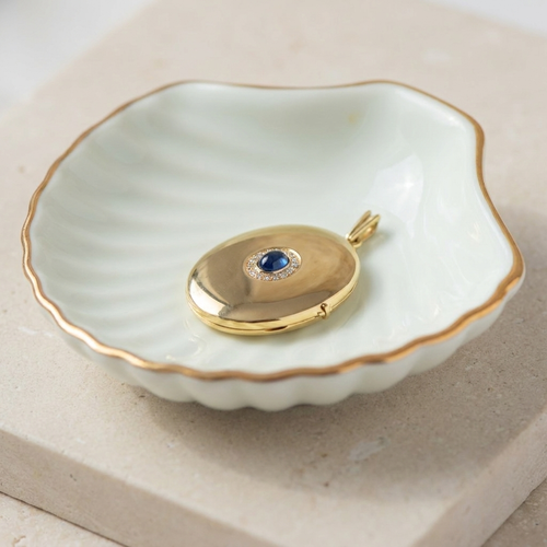 https://cdn.shopify.com/s/files/1/0442/6560/3235/files/Vintage-Medaillon-mit-Saphir-und-Diamanten-aus-13.png?v=1791026458