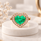 Anillo de corazón esmeralda en oro rosa.png