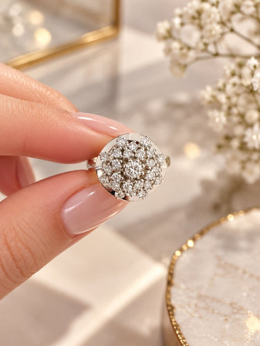 Anillo de diamantes en primer plano.png