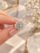 Anillo de diamantes en primer plano.png