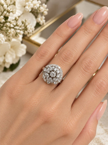 Anillo de diamantes entre flores elegantes.png