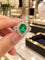 Anillo de esmeralda y diamantes en boutique.png
