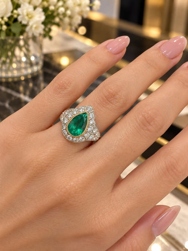 Anillo de esmeralda entre flores y lujo.png