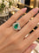 Anillo de esmeralda entre flores y lujo.png