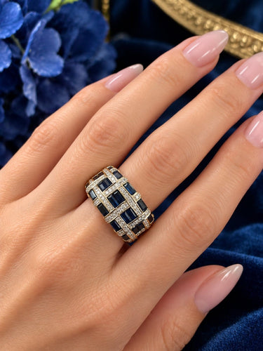 Anillo de zafiros sobre terciopelo azul.png