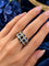 Anillo de zafiros sobre terciopelo azul.png