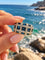 Anillo dorado sobre el mar brillante.png