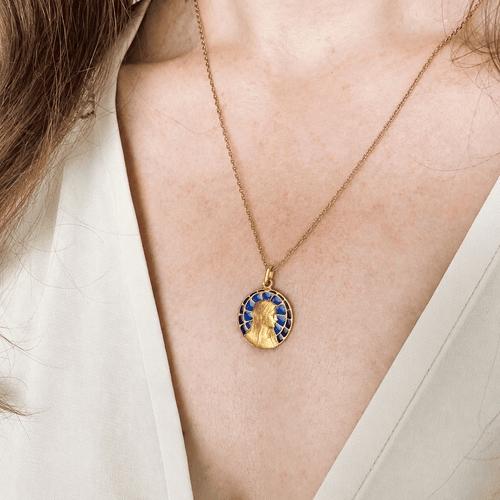 Médaille Vierge en émail plique-à-jour et or jaune_portée.png