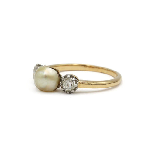 Bague 51 Bague ancienne en or jaune 18K, perle fine et diamants 58 Facettes SA082