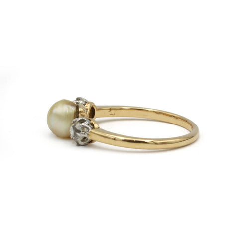 Bague 51 Bague ancienne en or jaune 18K, perle fine et diamants 58 Facettes SA082