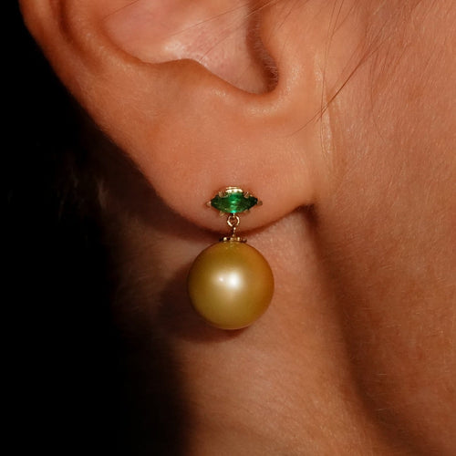 Boucles d'oreilles Boucles d'oreilles en or jaune 14k, émeraudes et perles des mers du Sud 58 Facettes E0065