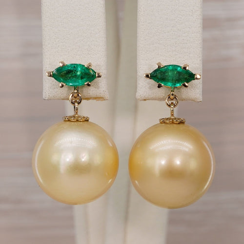Boucles d'oreilles Boucles d'oreilles en or jaune 14k, émeraudes et perles des mers du Sud 58 Facettes E0065