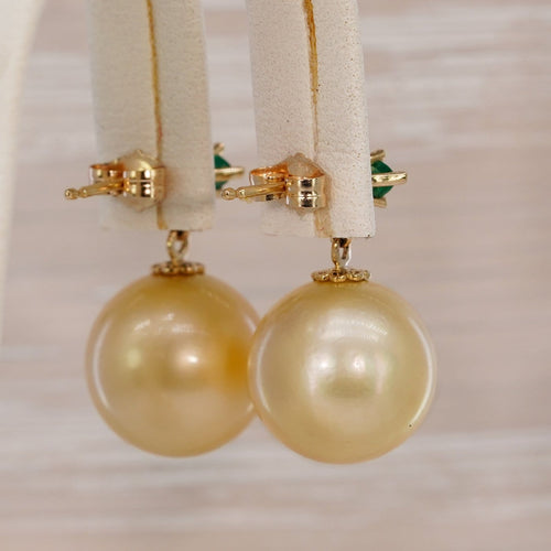 Boucles d'oreilles Boucles d'oreilles en or jaune 14k, émeraudes et perles des mers du Sud 58 Facettes E0065