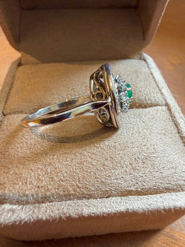 Bague 52 Bague en or blanc, émeraude et diamants 58 Facettes BM243