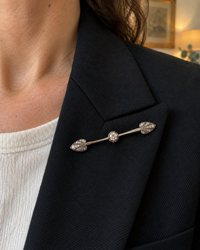 Broche Art déco sur revers de blazer.png