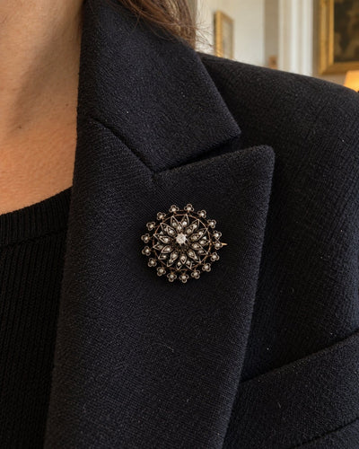 Broche vintage sur revers noir.png