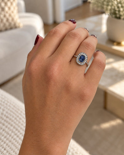Bague saphir sur main élégante.png