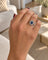 Bague saphir sur main élégante.png