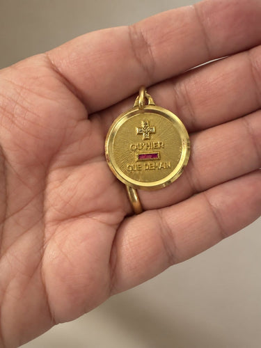 Pendentif Augis - Médaille en or 18k, diamants et pierres rouges 58 Facettes SA096