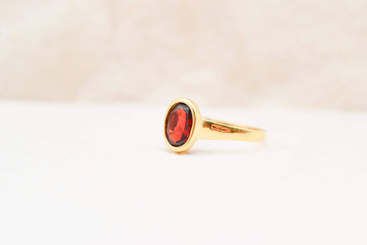 https://cdn.shopify.com/s/files/1/0963/7950/2920/files/bague-solitaire-grenat.jpg?v=1782305991