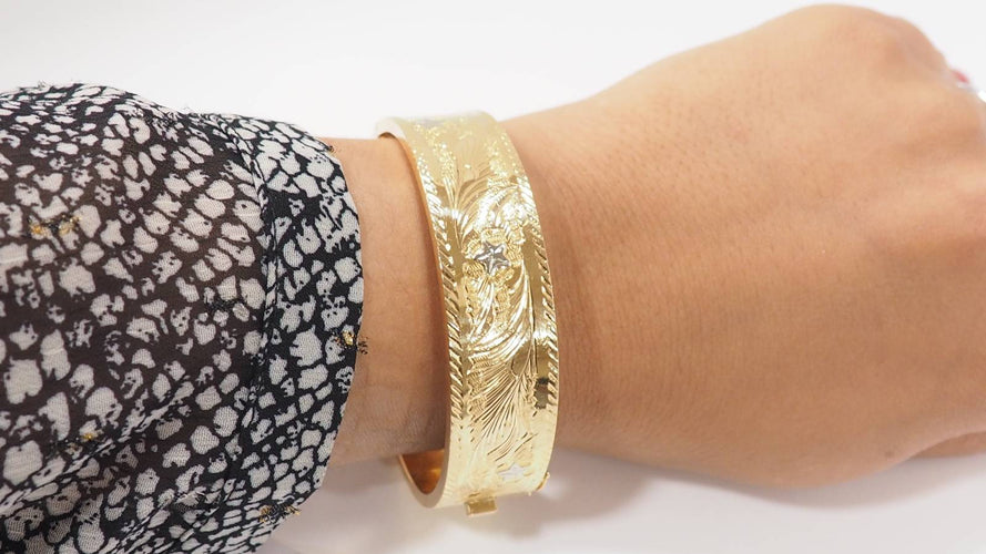Bracelet Bracelet esclave ouvrant des années 1950 en or jaune et blanc 18 carats 58 Facettes 32206