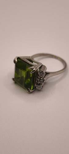 Bague 54 Bague en platine avec péridot carré de 9 ct et 6 diamants 58 Facettes Valuor Modèle-001