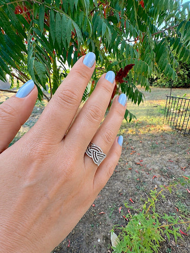 Bague 60.5 Bague tressée en or blanc 18 carats pavée de diamants 58 Facettes 1903