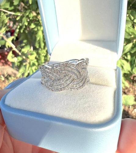 Bague 60.5 Bague tressée en or blanc 18 carats pavée de diamants 58 Facettes 1903