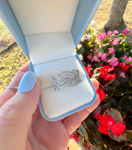 Bague 60.5 Bague tressée en or blanc 18 carats pavée de diamants 58 Facettes 1903