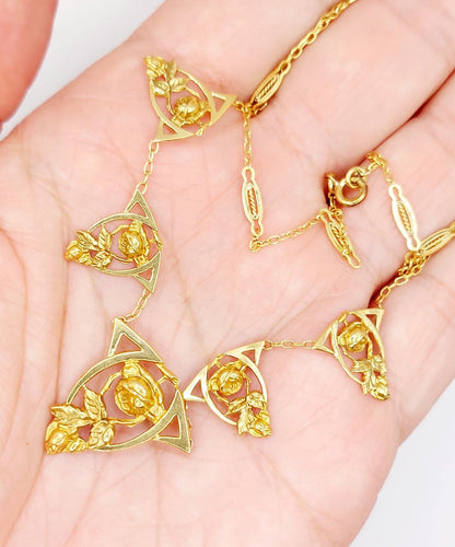 Collier Collier Art nouveau filigrané en or 18k à motifs floraux, vers 1920 58 Facettes A07908
