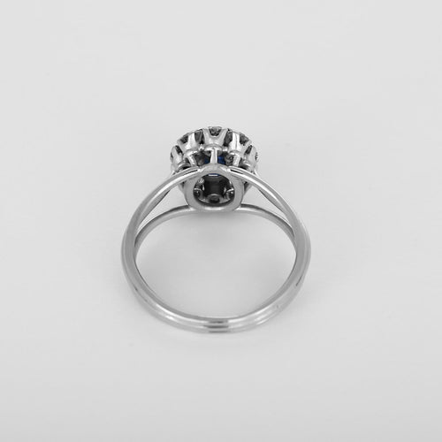 Bague 56 Bague marguerite en platine et or blanc, saphir et diamants 58 Facettes B260416