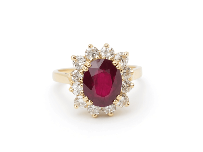 Bague 54 Bague entourage en or jaune 18 carats, rubis 4,03 ct et diamants 1,18 ct 58 Facettes F5046
