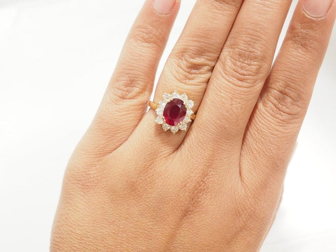 Bague 54 Bague entourage en or jaune 18 carats, rubis 4,03 ct et diamants 1,18 ct 58 Facettes F5046