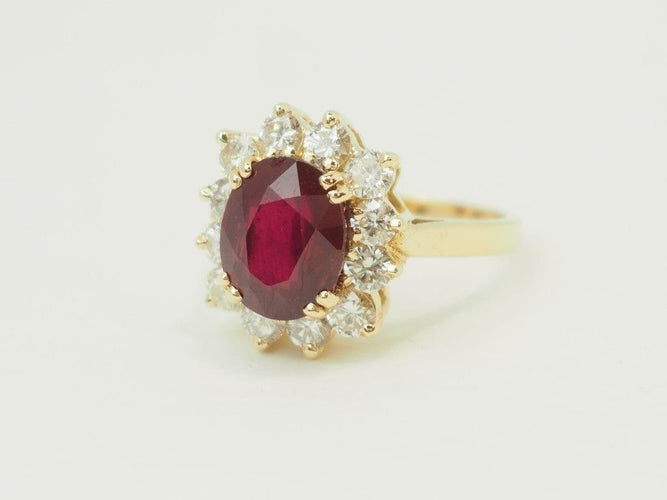 Bague 54 Bague entourage en or jaune 18 carats, rubis 4,03 ct et diamants 1,18 ct 58 Facettes F5046