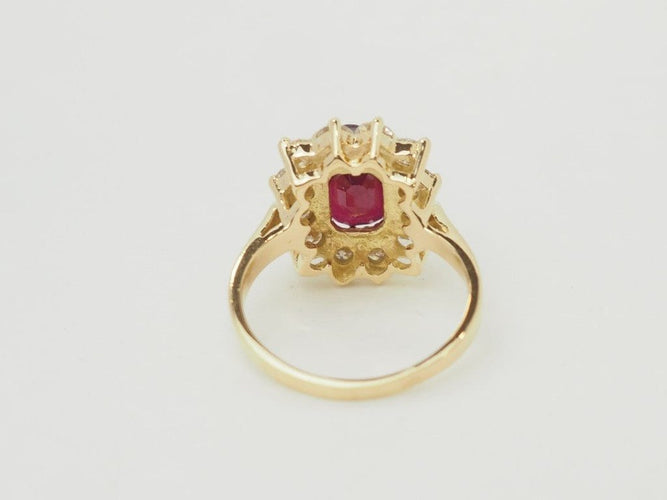Bague 54 Bague entourage en or jaune 18 carats, rubis 4,03 ct et diamants 1,18 ct 58 Facettes F5046