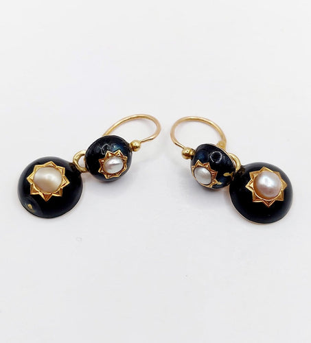 Boucles d'oreilles Boucles d’oreilles dormeuses victoriennes en or 18k, perles et émail noir (vers 1890) 58 Facettes A07912