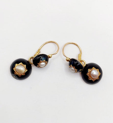 Boucles d'oreilles Boucles d’oreilles dormeuses victoriennes en or 18k, perles et émail noir (vers 1890) 58 Facettes A07912