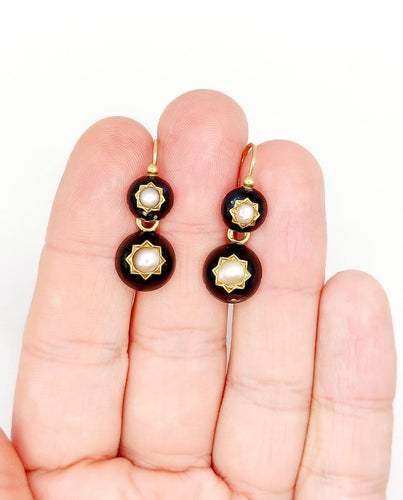 Boucles d'oreilles Boucles d’oreilles dormeuses victoriennes en or 18k, perles et émail noir (vers 1890) 58 Facettes A07912
