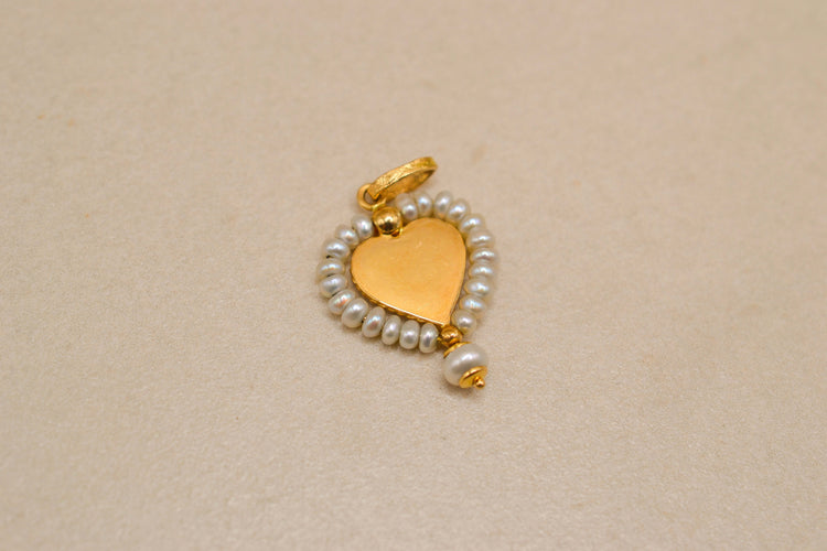 Pendentif Pendentif cœur en or jaune 18 carats avec ange et perles 58 Facettes 4230