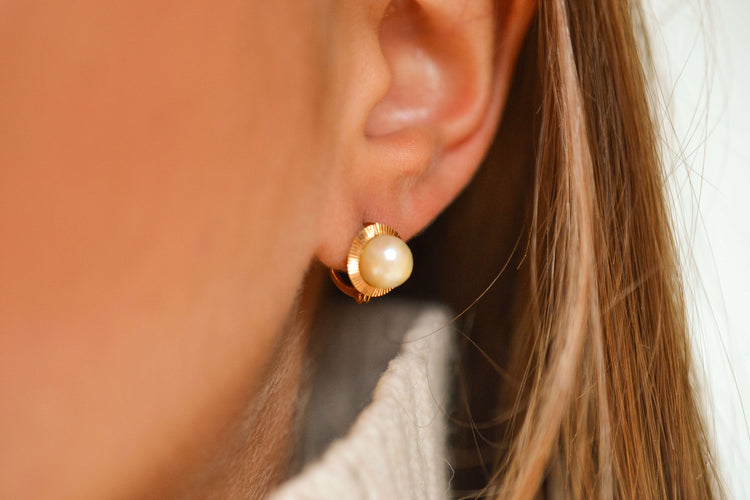Boucles d'oreilles Boucles d’oreilles dormeuses striées en or jaune 18 carats et perles de culture 58 Facettes 4247