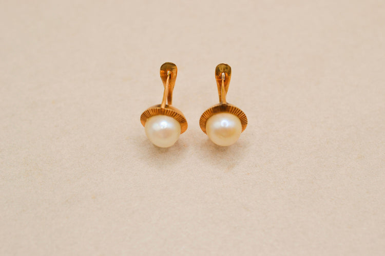 Boucles d'oreilles Boucles d’oreilles dormeuses striées en or jaune 18 carats et perles de culture 58 Facettes 4247