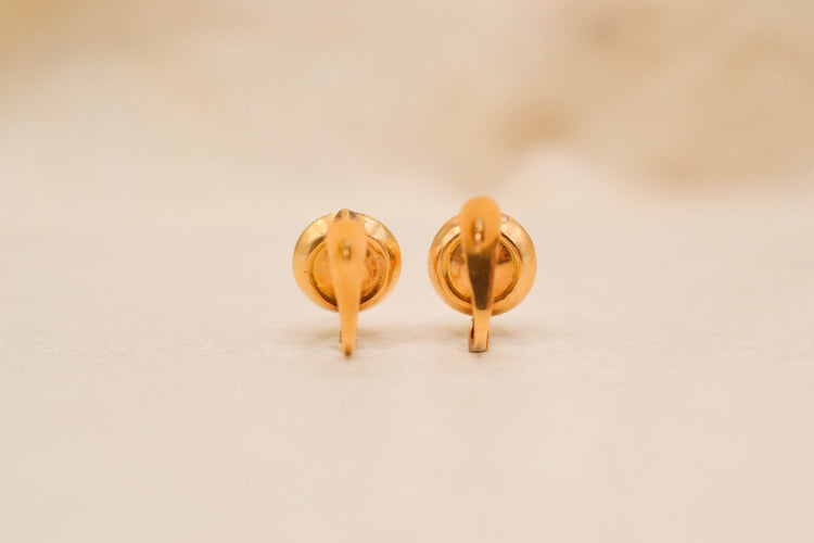 Boucles d'oreilles Boucles d’oreilles dormeuses striées en or jaune 18 carats et perles de culture 58 Facettes 4247