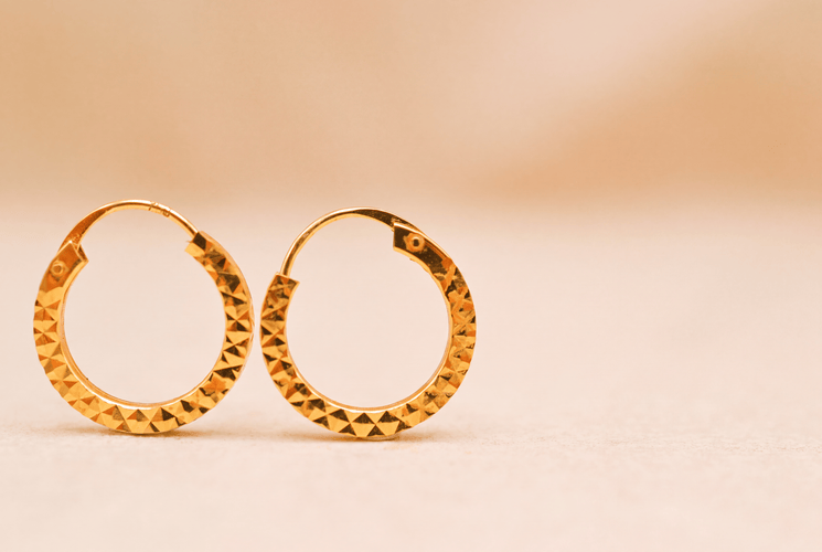 Boucles d'oreilles Créoles texturées et facettées en or jaune 18 carats 58 Facettes 4246