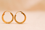 Boucles d'oreilles Créoles texturées et facettées en or jaune 18 carats 58 Facettes 4246