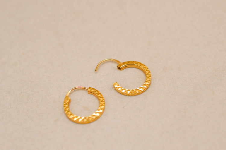 Boucles d'oreilles Créoles texturées et facettées en or jaune 18 carats 58 Facettes 4246