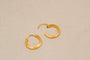 Boucles d'oreilles Créoles texturées et facettées en or jaune 18 carats 58 Facettes 4246