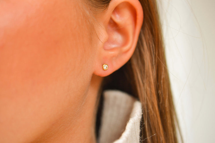 Boucles d'oreilles Puces d’oreilles - Diamants sertis clos en or jaune 18 carats 58 Facettes 4227