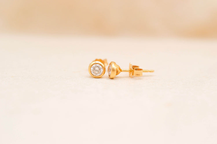 Boucles d'oreilles Puces d’oreilles - Diamants sertis clos en or jaune 18 carats 58 Facettes 4227